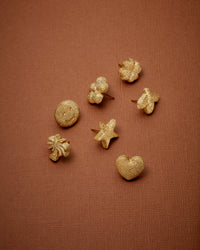 18k yellow forte got lucky florentine frosted finish gold single earring collection on vermillion background