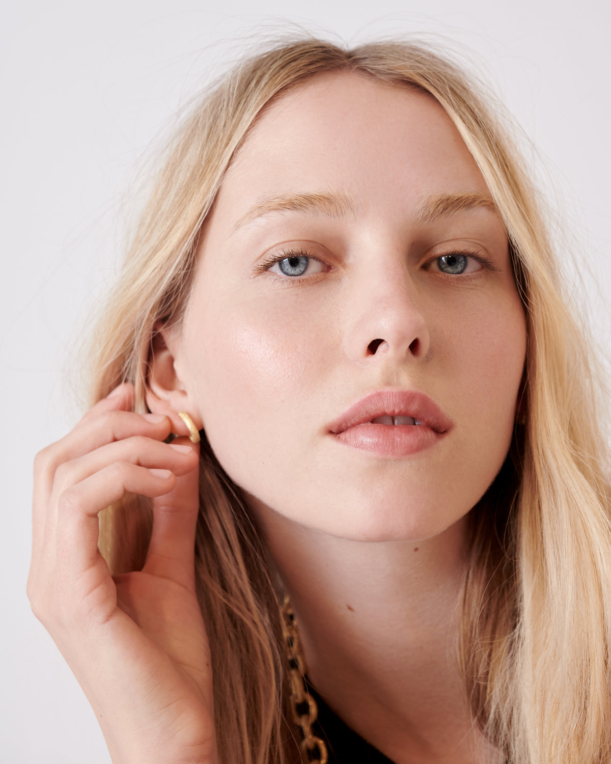 Florentine Finish Oval Huggy Earrings | Carolina Bucci