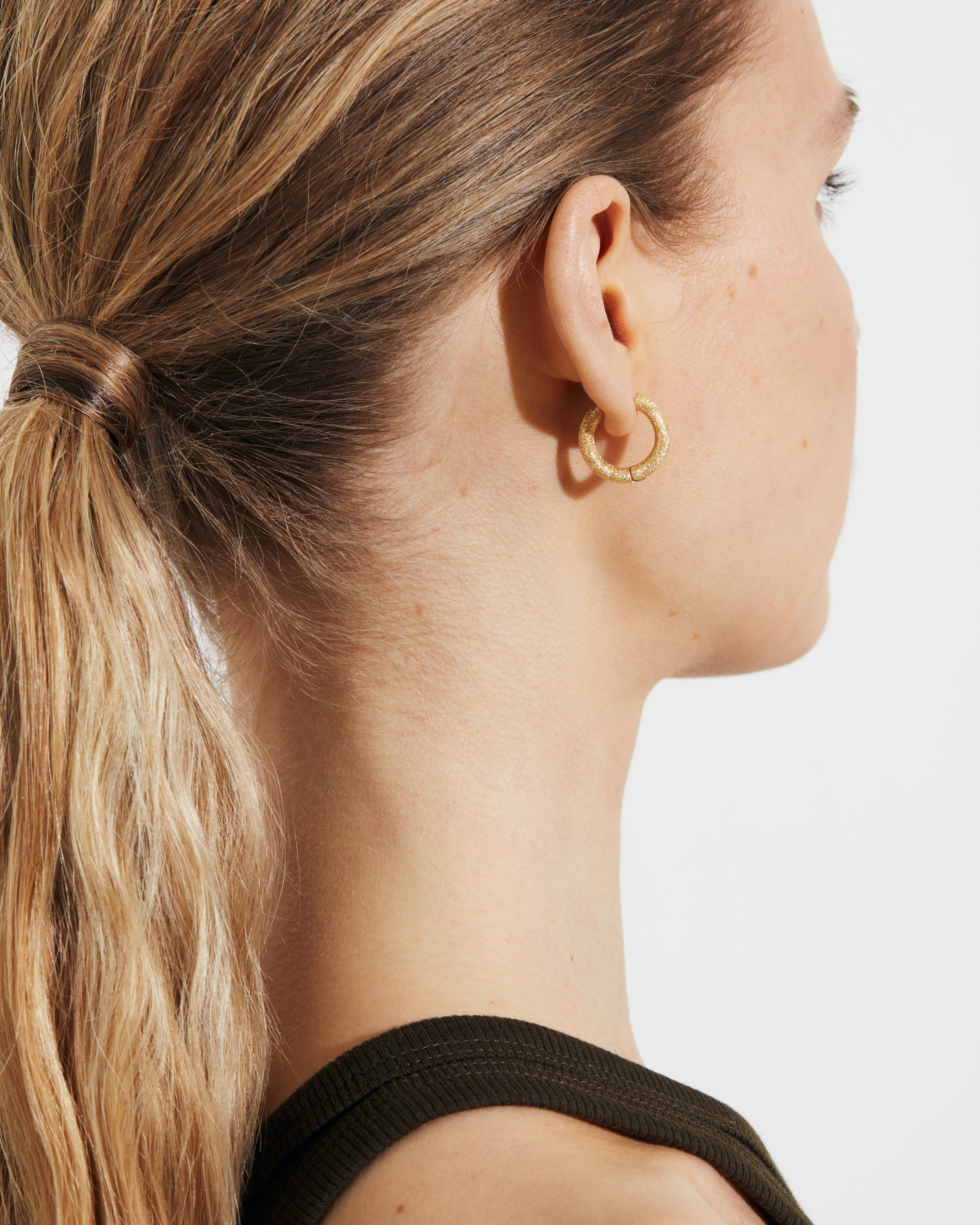 Florentine Finish Round Huggy Earrings | Carolina Bucci