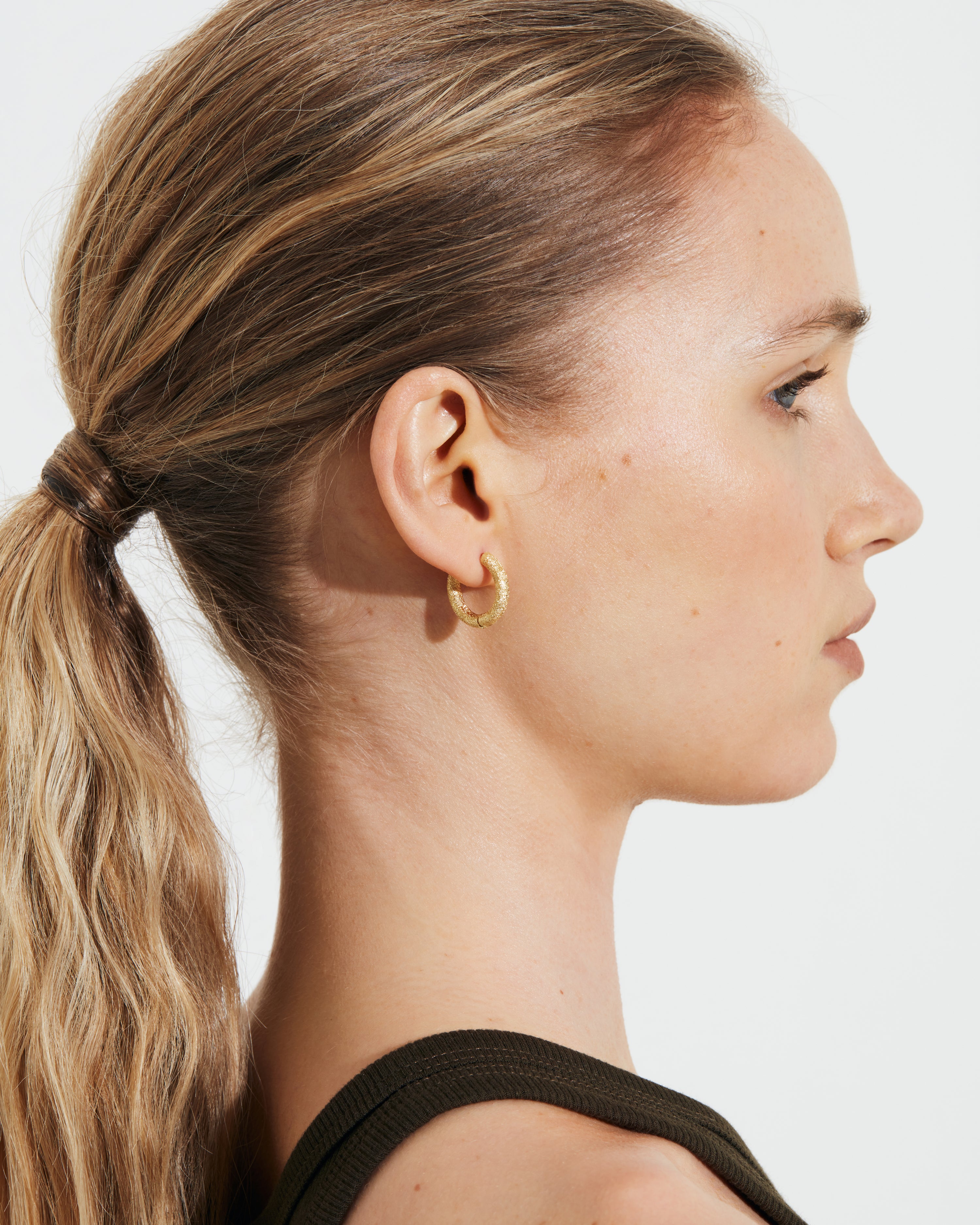 Carolina Bucci ピアス Florentine Finish Round Huggy Earrings | Carolina Bucci