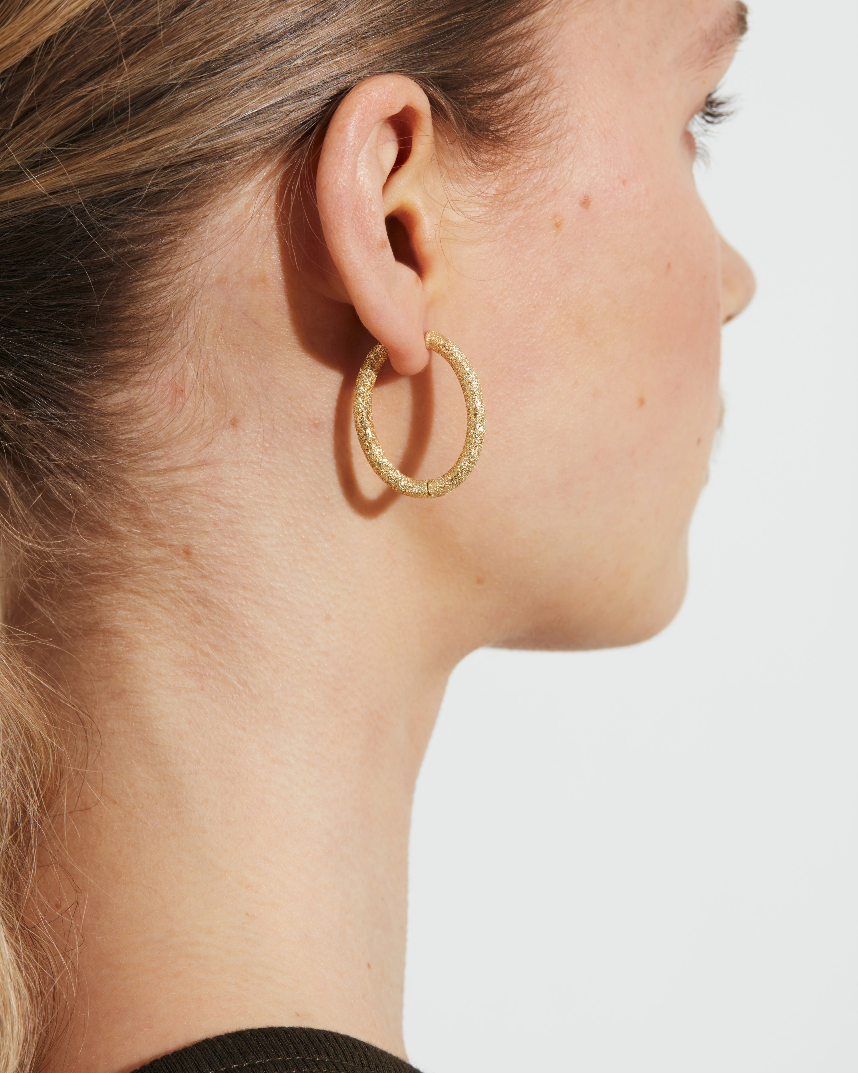 Florentine Finish Small Oval Hoop Earrings | Carolina Bucci