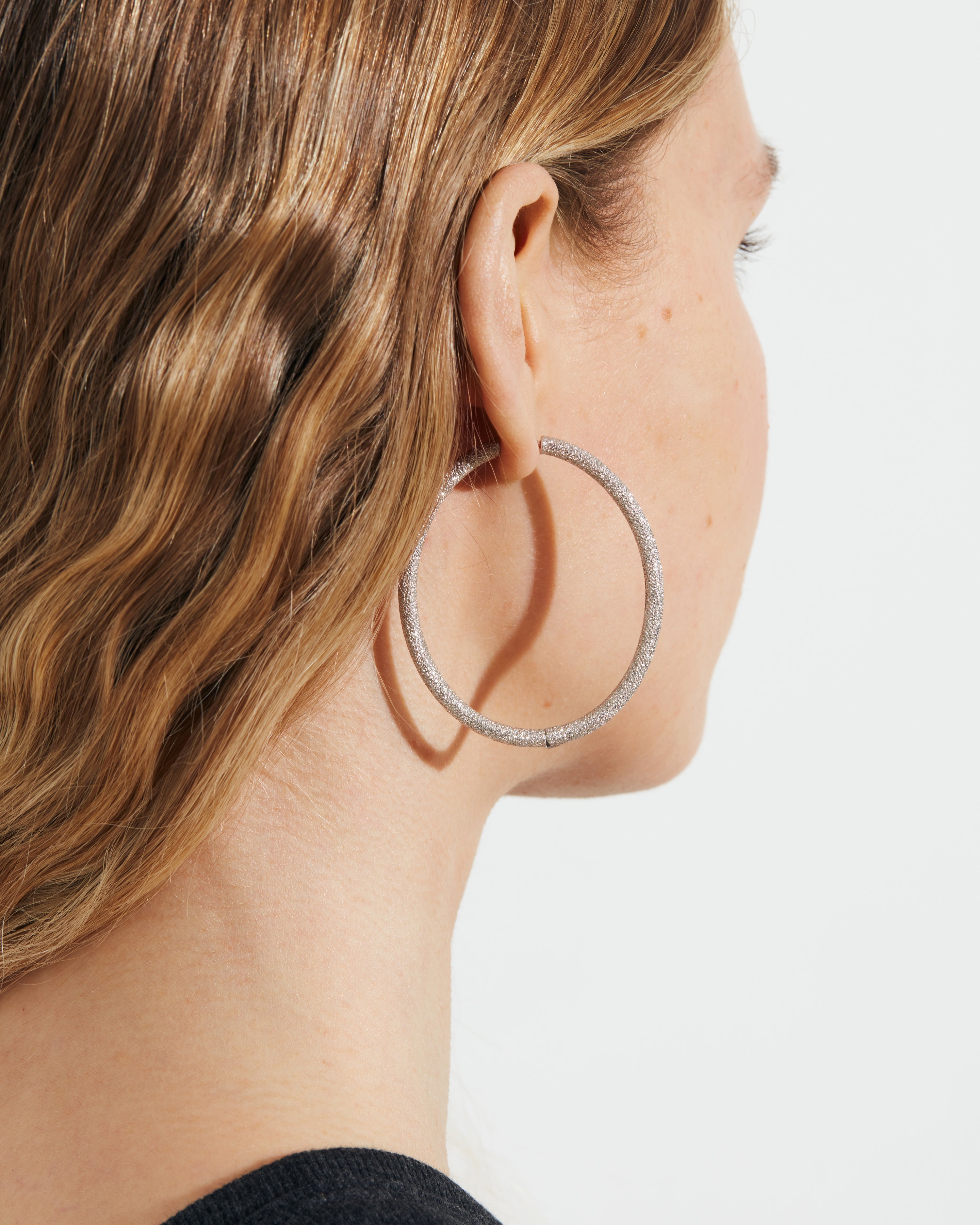 Florentine Finish Extra Large Oval Hoop Earrings | Carolina Bucci