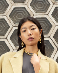 18k florentine frosted finish yellow gold 1885 chain modelled with 18k yellow gold florentine frosted finish small round earrings and three round links 