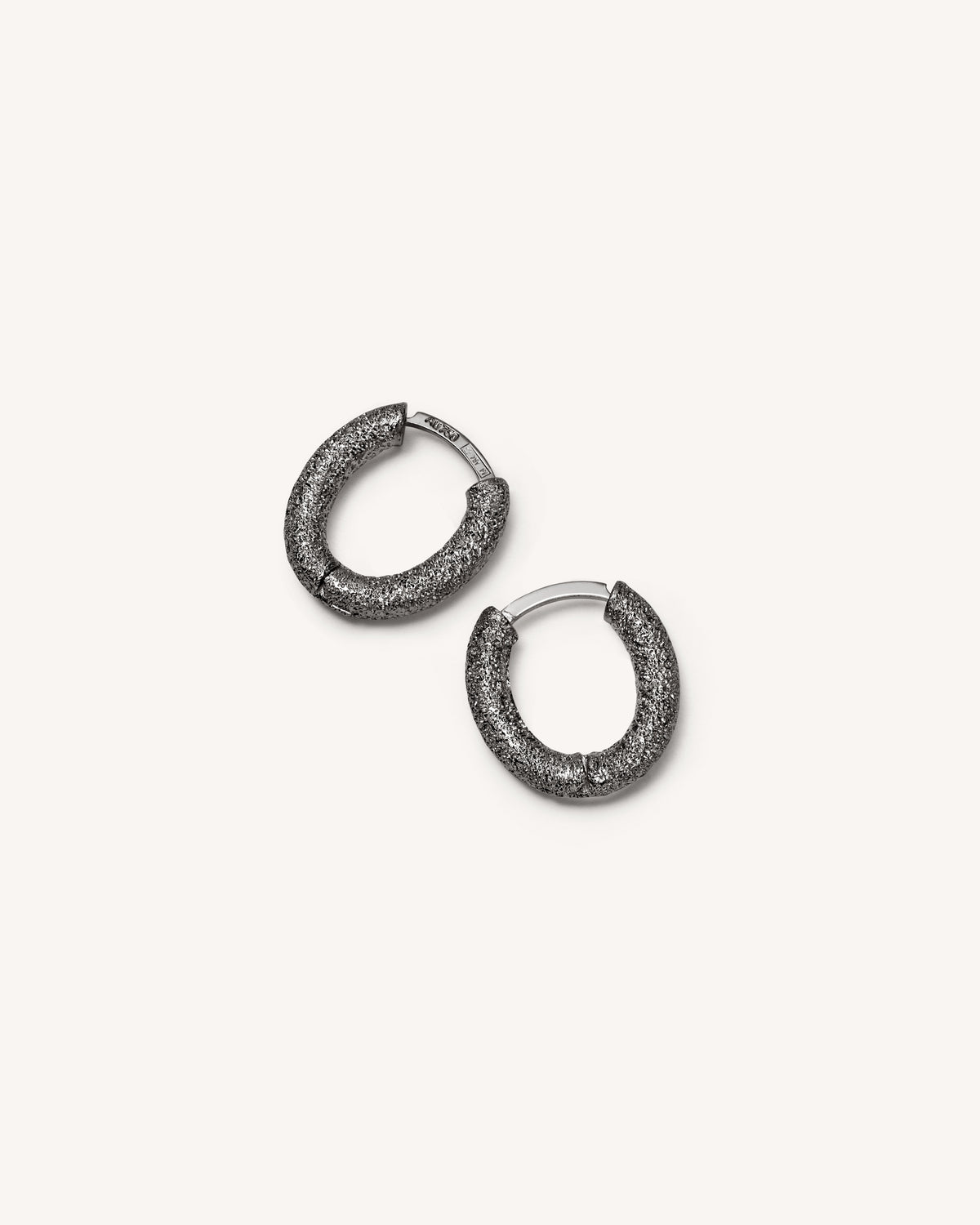 Carolina-Bucci-Oval-Huggies- 